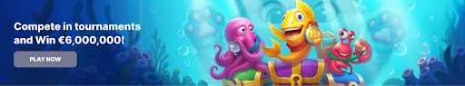 Ein fröhlicher goldener Fisch hält eine Goldmedaille mit der Aufschrift „1st“, flankiert von einem rosa Oktopus mit Silbermedaille und einem roten Krebs mit Bronzemedaille. Im Hintergrund ist eine Unterwasserwelt mit Korallen und Luftblasen zu sehen. Links steht der Text „Compete in tournaments and win €6,000,000!“ mit einem Button „Play Now“.
